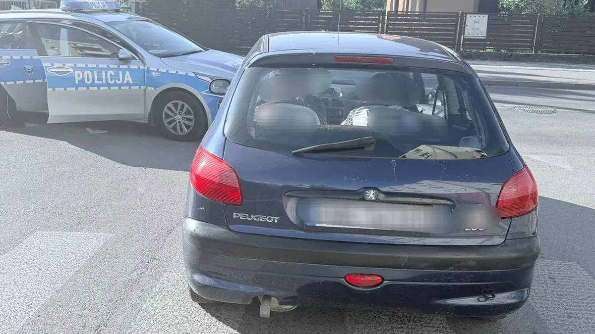 Ilustracja neutralnej kontroli drogowej prowadzonej przez policję