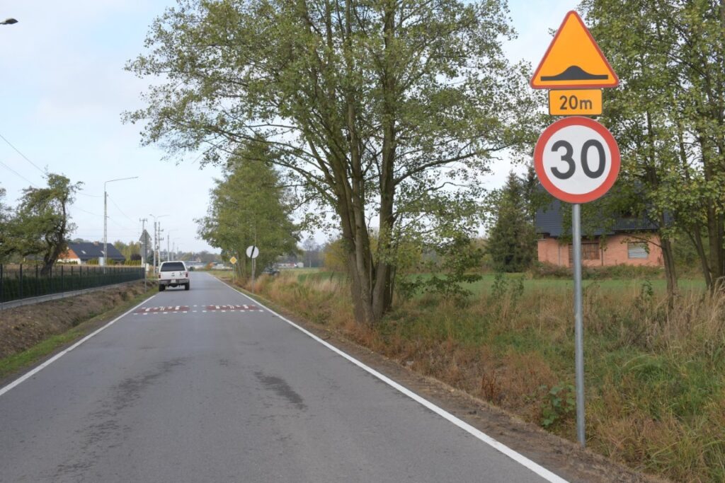Poduszki berlińskie i oznakowanie na lokalnej ulicy
