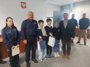 Uczniowie podczas szkolnego konkursu wiedzy o bezpieczeństwie