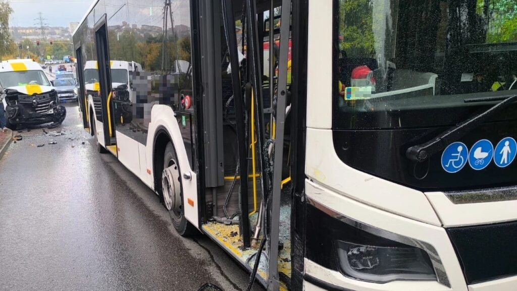 Autobus miejski z uszkodzonymi przednimi drzwiami po kolizji w Starachowicach