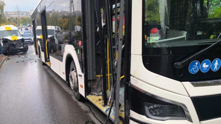 Autobus miejski z uszkodzonymi przednimi drzwiami po kolizji w Starachowicach